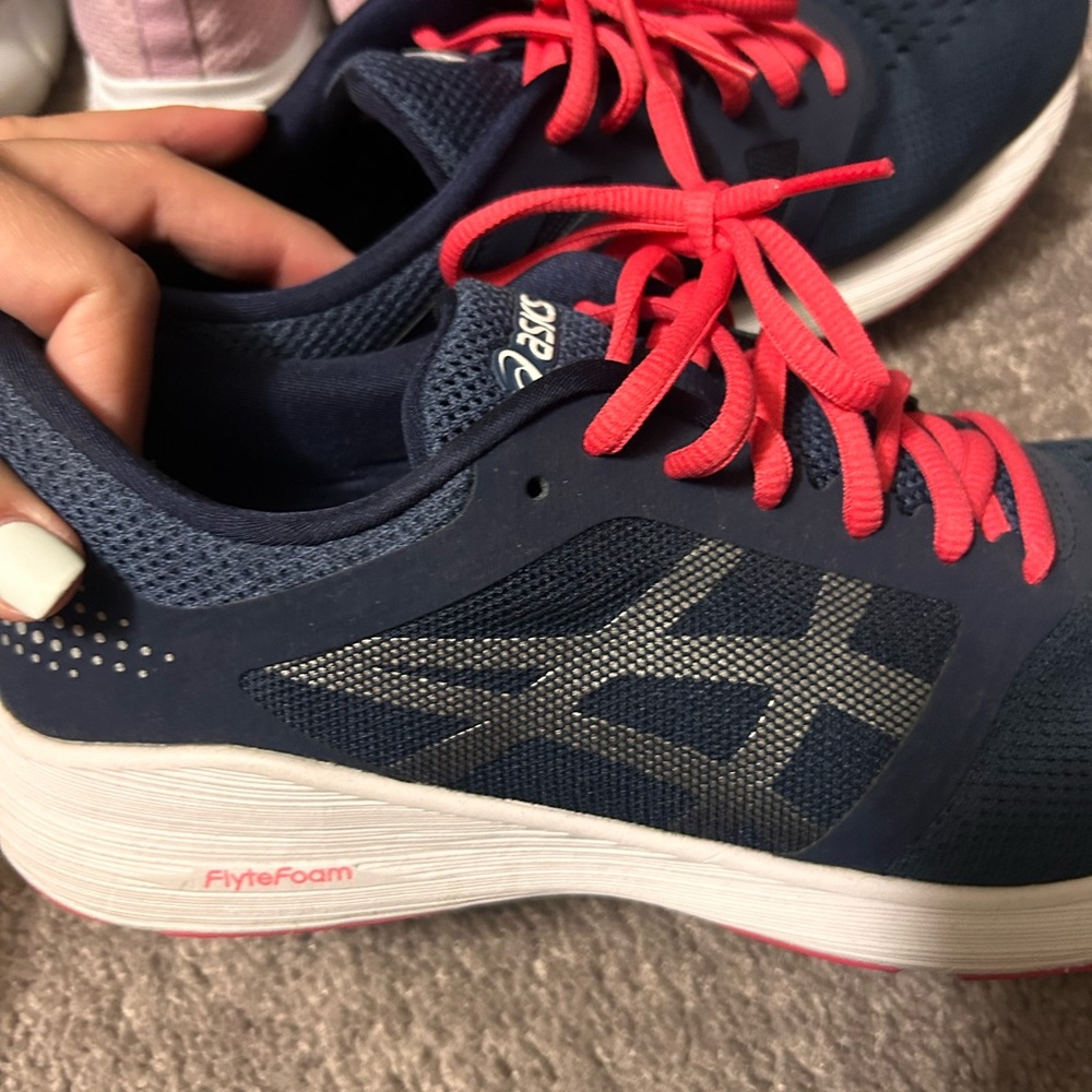 ASICS roadhawks